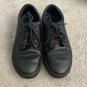 TREDSAFE BLACK SHOES. SIZE: MEN 7/WOMEN 8. UNISEX.